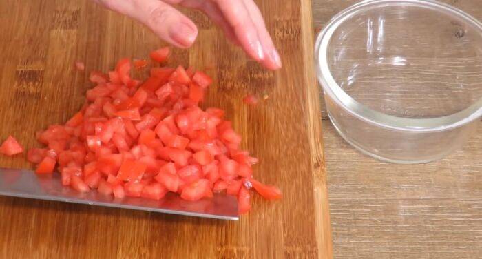 Универсальный салат с колбасой, помидорами и сыром — фото рецепт