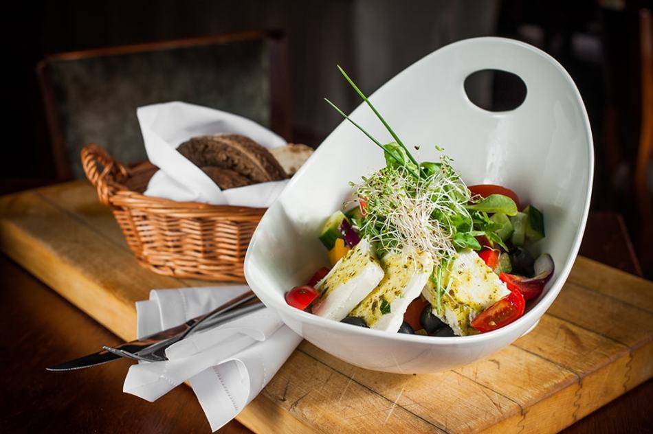 Греческий салат: классический фото-рецепт и 12 вариаций с креветками, курицей, с фетаксой, брынзой