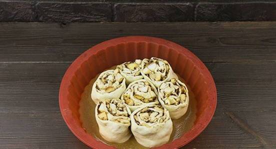 Пирог с яблоками в духовке: 7 фото рецептов