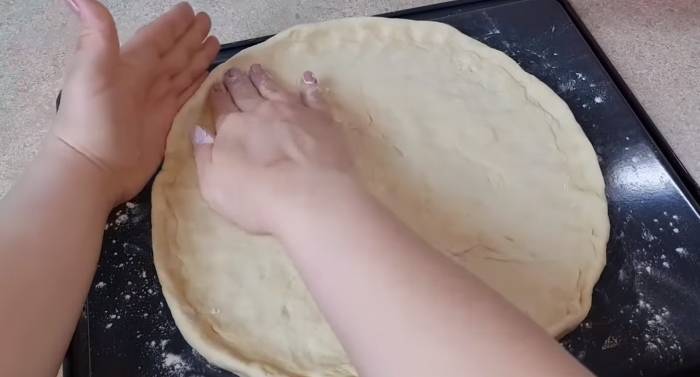 Универсальный салат с колбасой, помидорами и сыром — фото рецепт