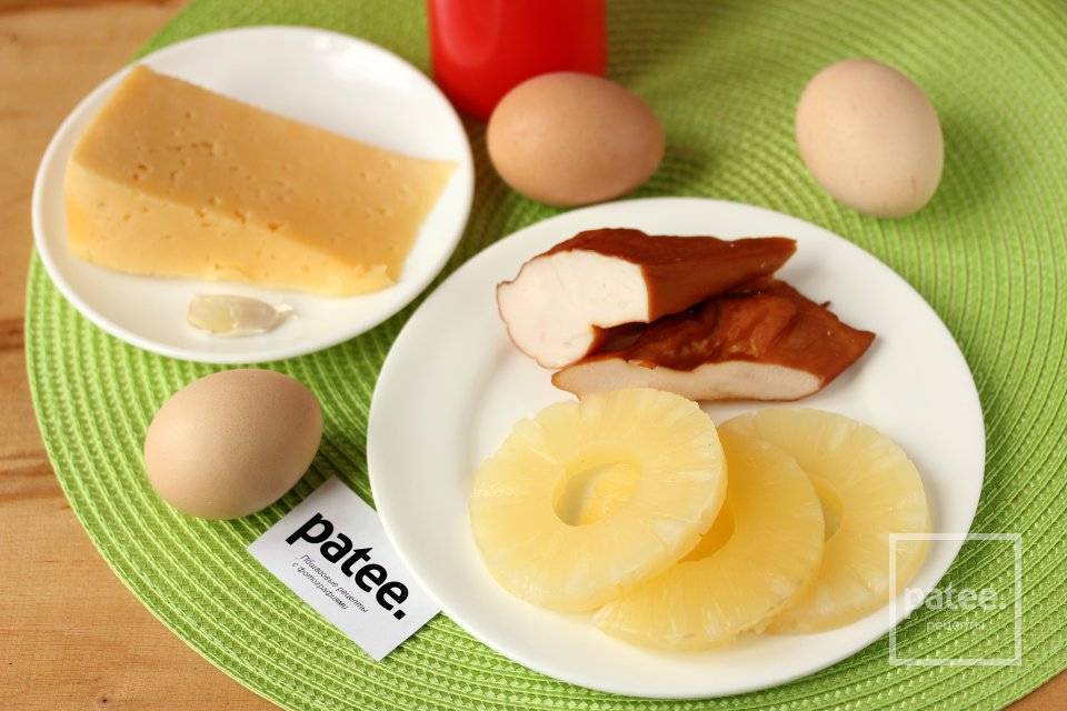 Салат с копченой курицей и ананасом