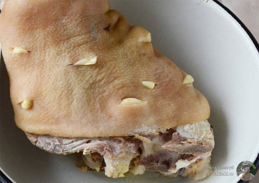 Сочная свиная рулька в духовке