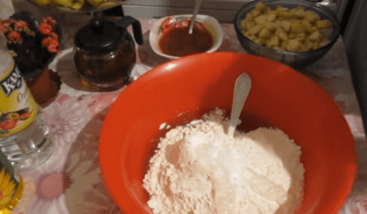 Пирог с яблоками в духовке: 7 фото рецептов