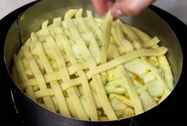 Пирог с яблоками в духовке: 7 фото рецептов