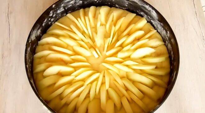 Пирог с яблоками в духовке: 7 фото рецептов