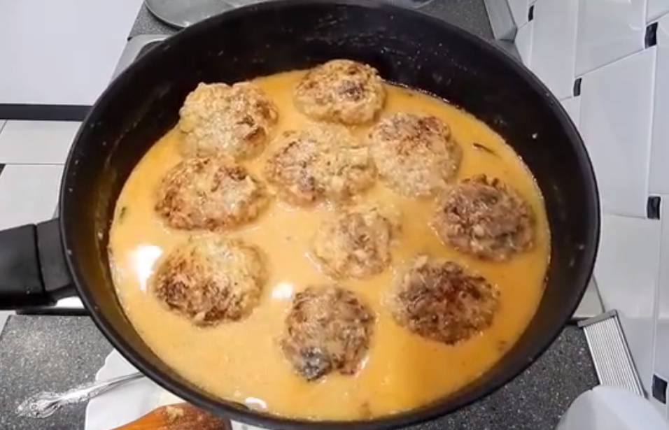 Тефтели со сметаной: на сковороде и в духовке, с томатной пастой