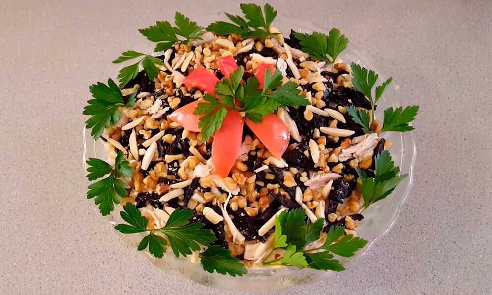 Салат с копченой курицей и ананасом