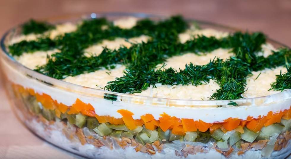 Салат с жареной куриной грудкой — это восхитительно!