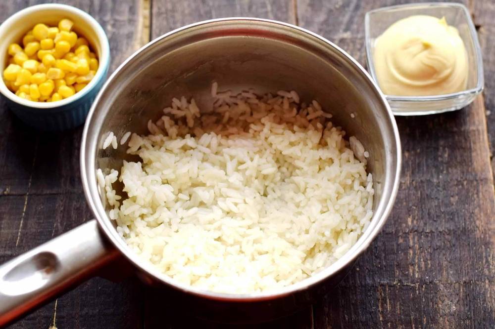 Легкий и полезный салат с кальмарами, яйцами и огурцами – фото-рецепт