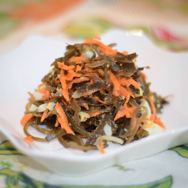 Простые и вкусные салаты с морской капустой: 10 рецептов с фото