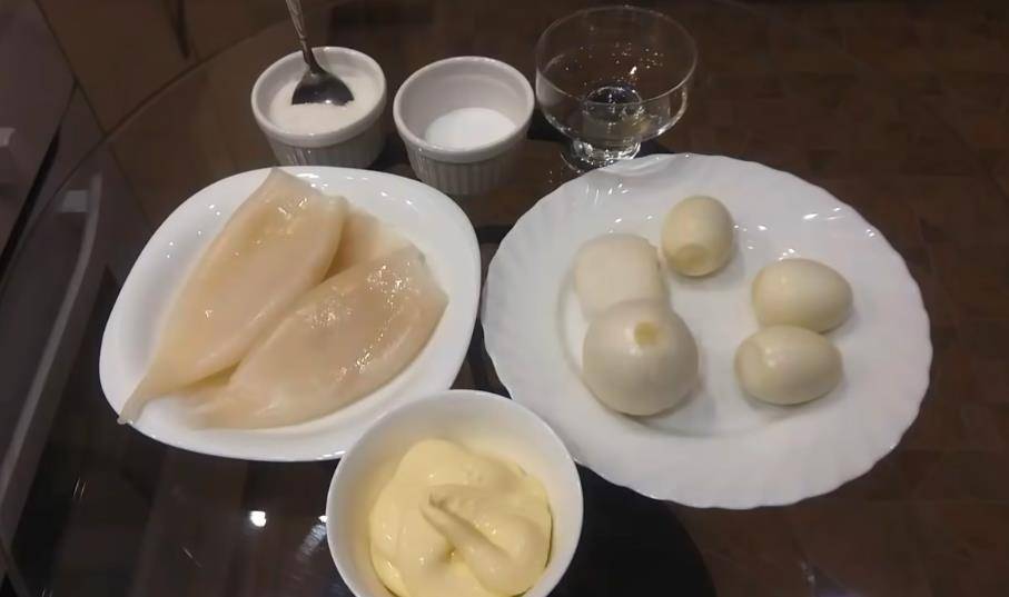 Легкий и полезный салат с кальмарами, яйцами и огурцами – фото-рецепт