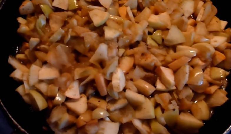 Пирог с яблоками в духовке: 7 фото рецептов