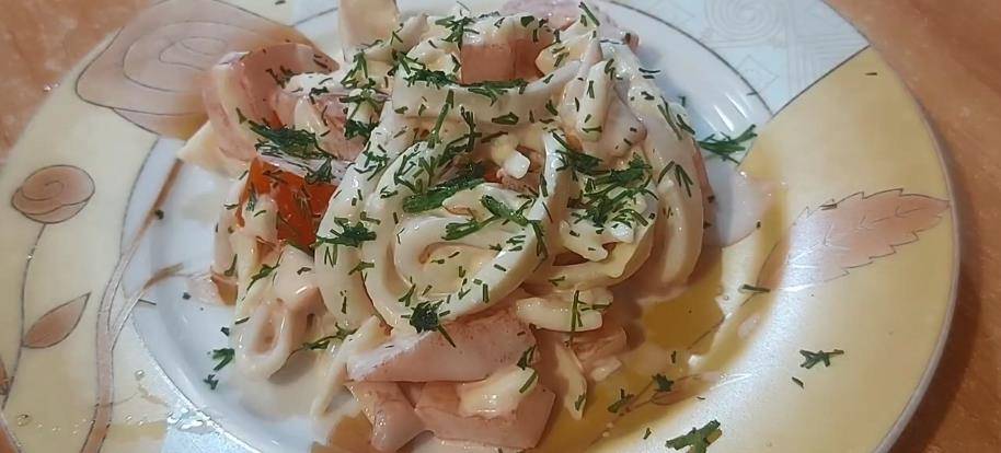 Легкий и полезный салат с кальмарами, яйцами и огурцами – фото-рецепт