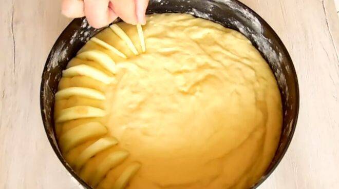 Пирог с яблоками в духовке: 7 фото рецептов