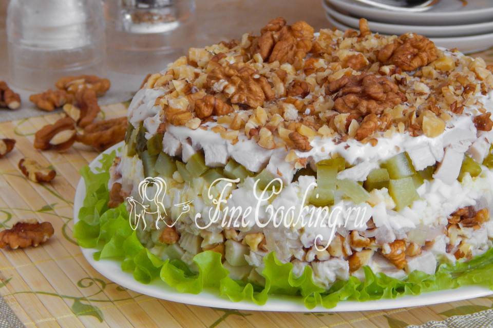 Салат с курицей и грибами слоями: интересный рецепт с фото
