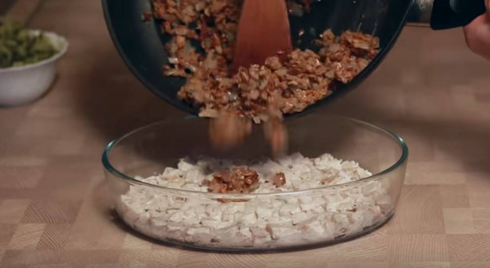 Салат с жареной куриной грудкой — это восхитительно!