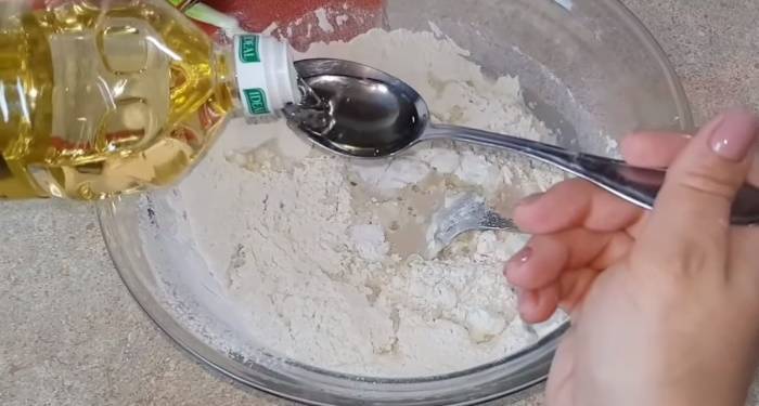 Универсальный салат с колбасой, помидорами и сыром — фото рецепт