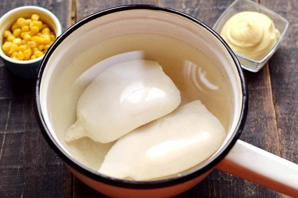 Легкий и полезный салат с кальмарами, яйцами и огурцами – фото-рецепт