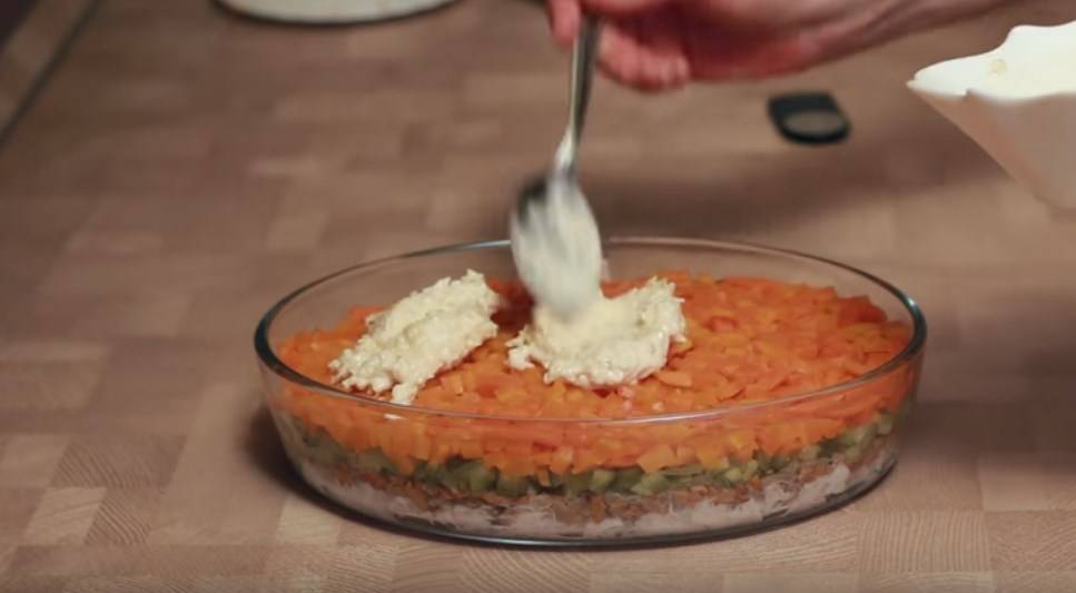 Салат с жареной куриной грудкой — это восхитительно!