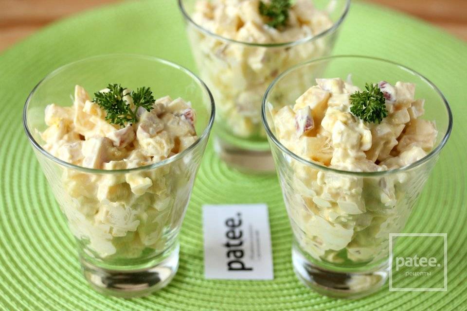 Салат с копченой курицей и ананасом