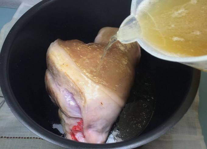 Свиная рулька в пиве