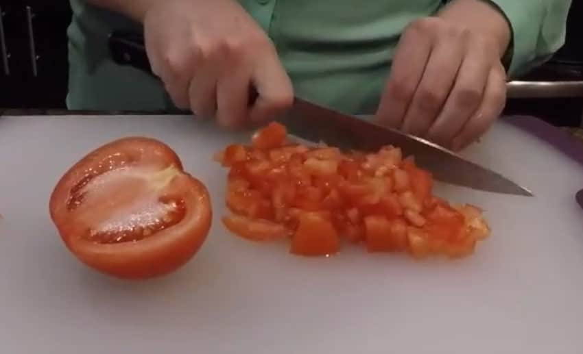 Еврейский салат с плавленым сыром, яйцом и чесноком