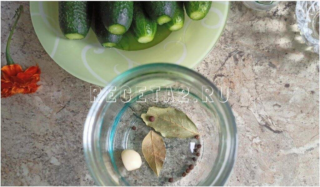 Огурцы с бархатцами: необычный рецепт соленья