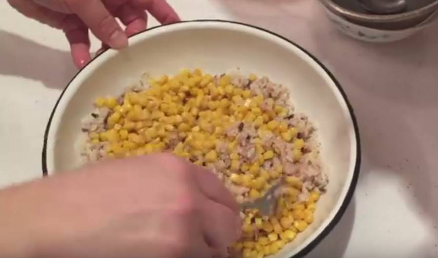 Салат с консервированным тунцом