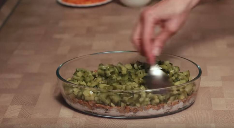 Салат с жареной куриной грудкой — это восхитительно!