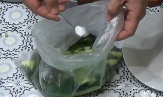 Малосольные огурцы в пакете