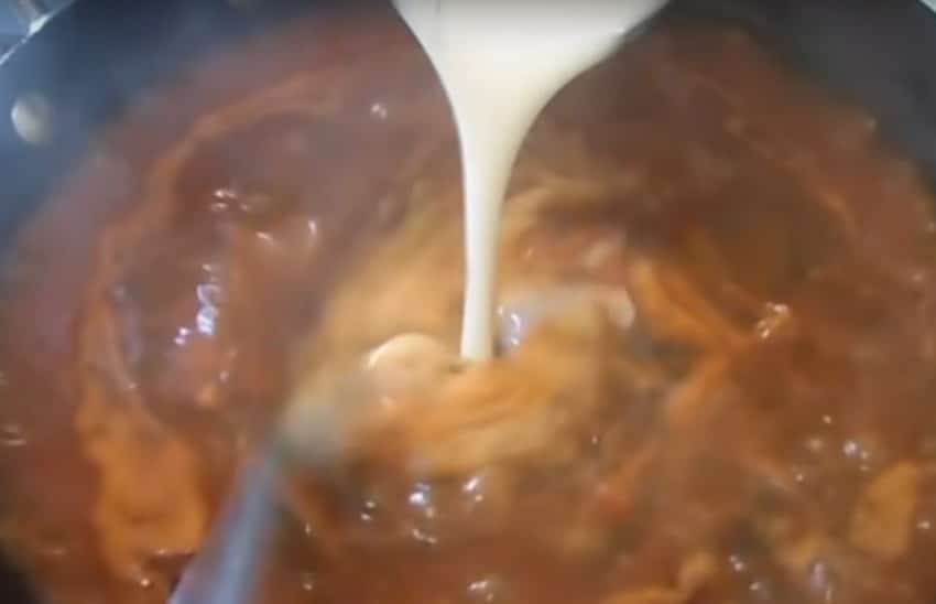 Тефтели со сметаной: на сковороде и в духовке, с томатной пастой