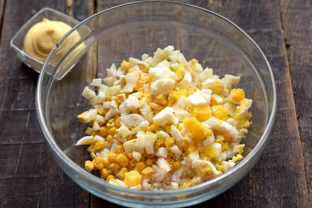 Легкий и полезный салат с кальмарами, яйцами и огурцами – фото-рецепт