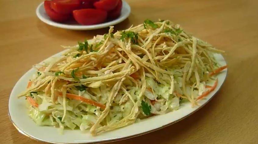 Салат с капустой и яйцом