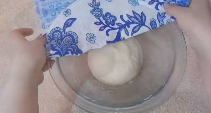 Универсальный салат с колбасой, помидорами и сыром — фото рецепт