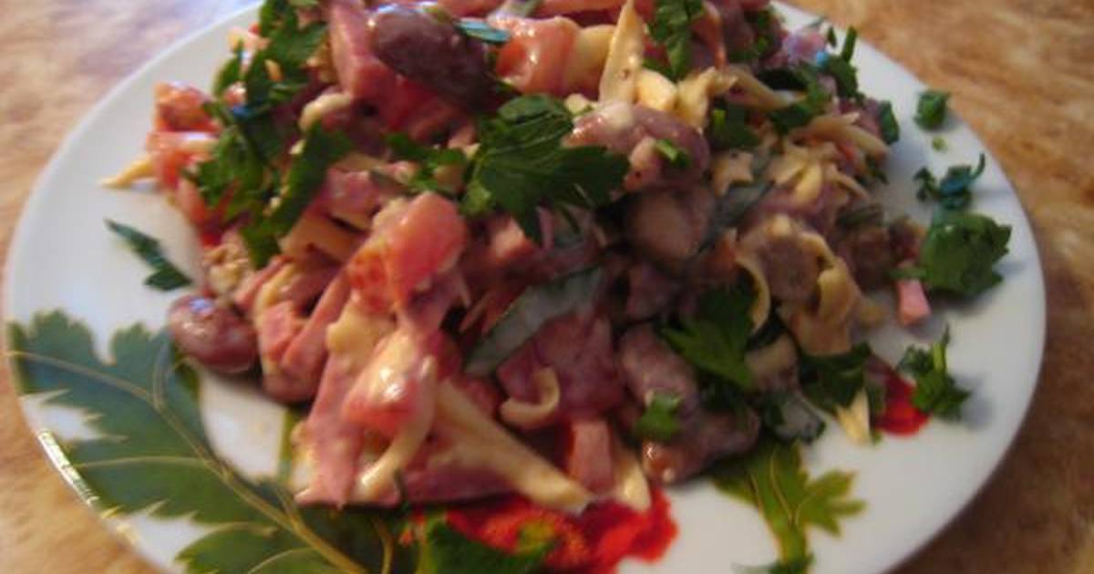 Пицца с колбасой, сыром и помидорами — 6 пошаговых рецептов