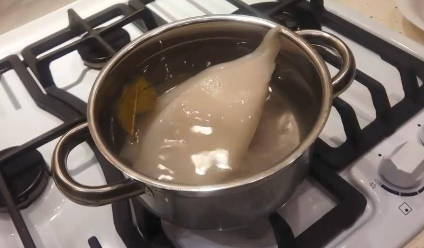 Легкий и полезный салат с кальмарами, яйцами и огурцами – фото-рецепт