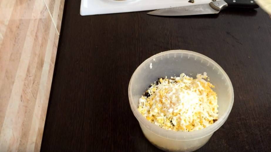 Салат с жареной куриной грудкой — это восхитительно!