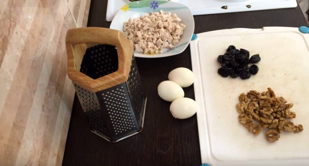 Салат с жареной куриной грудкой — это восхитительно!