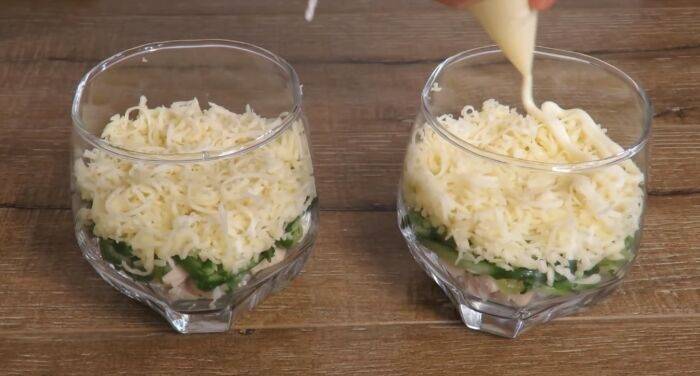 Универсальный салат с колбасой, помидорами и сыром — фото рецепт