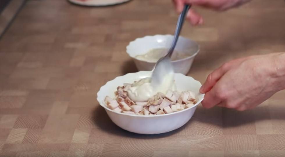 Салат с жареной куриной грудкой — это восхитительно!