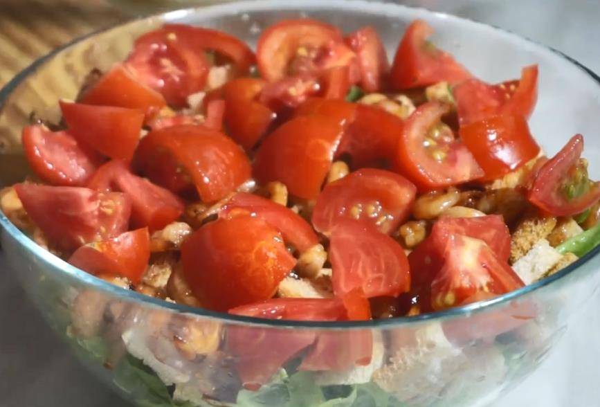 Салат с креветками и помидорами: этот фото-рецепт покорит даже гурманов