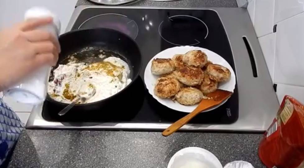 Тефтели со сметаной: на сковороде и в духовке, с томатной пастой