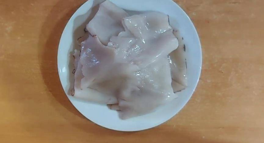 Легкий и полезный салат с кальмарами, яйцами и огурцами – фото-рецепт