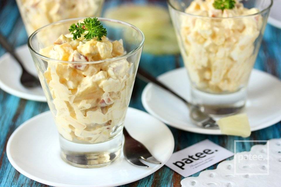 Салат с копченой курицей и ананасом