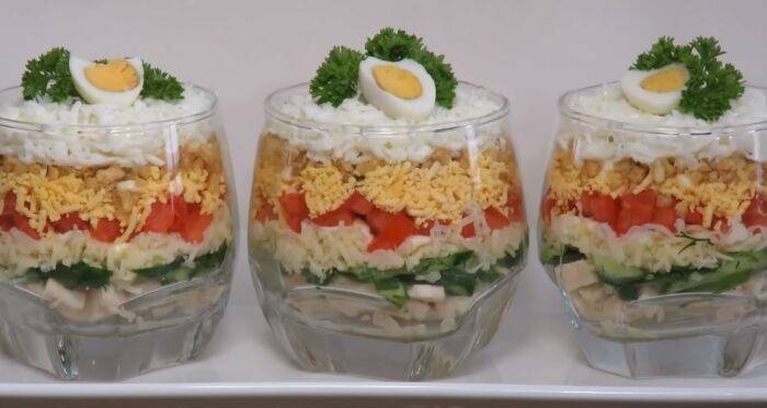 Универсальный салат с колбасой, помидорами и сыром — фото рецепт