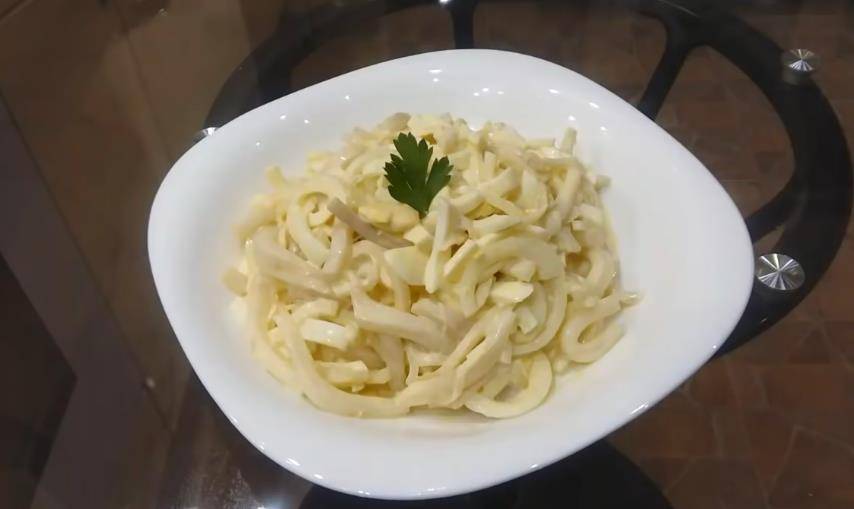 Легкий и полезный салат с кальмарами, яйцами и огурцами – фото-рецепт