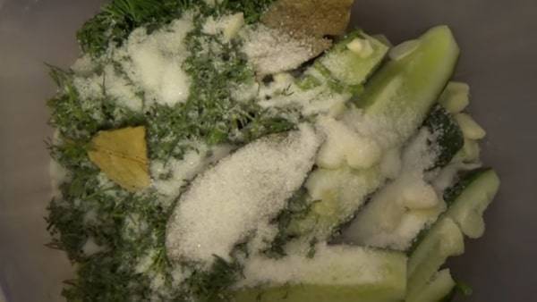 Малосольные огурцы в пакете